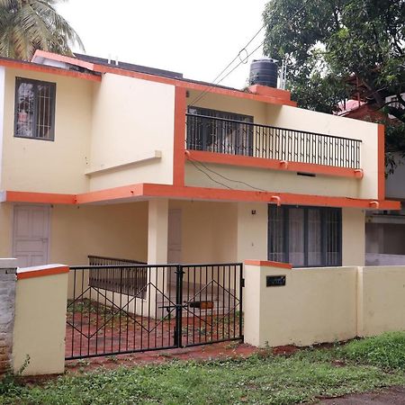 Toms Villa Along National Highway Thrissur At Nadathara Extérieur photo